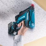 DST421ZK MÁY BẮN ĐINH GHIM DÙNG PIN(ĐINH J 4MM)(18V)